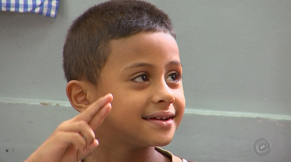 Pedro, de 6 anos, é deficiente auditivo e passou a ter aulas de Libras em escola de Olímpia (Foto: Reprodução/TV TEM)