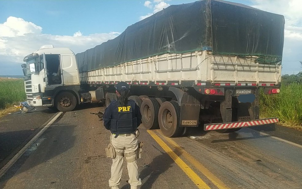 Acidente entre caminhão e caminhonete deixa mortos em Formosa — Foto: Divulgação/PRF