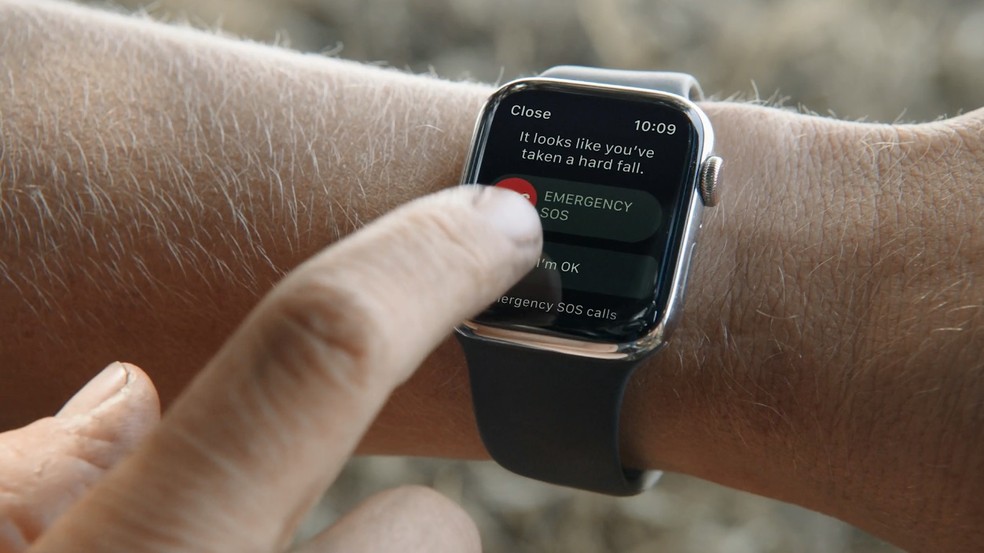 Apple Watch 7 fazendo chamada de emergência — Foto: Reprodução/Apple