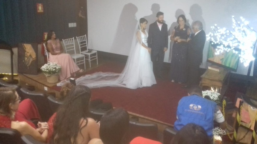Moradores de Palmas se casam em cinema, no Espaço Cultural — Foto: Aurora Fernandes/TV Anhanguera