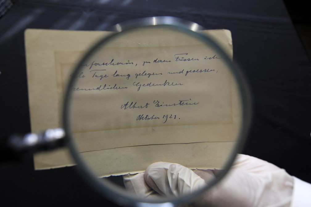 Carta de Einstein falava sobre a teoria da evolução e foi enviada para colega matemático (Foto: Menahem Kahana/AFP)