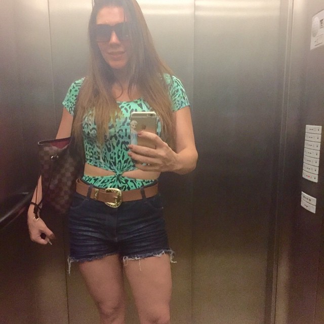 A cantora Simony posa no elevador (Foto: Reprodução - Instagram)