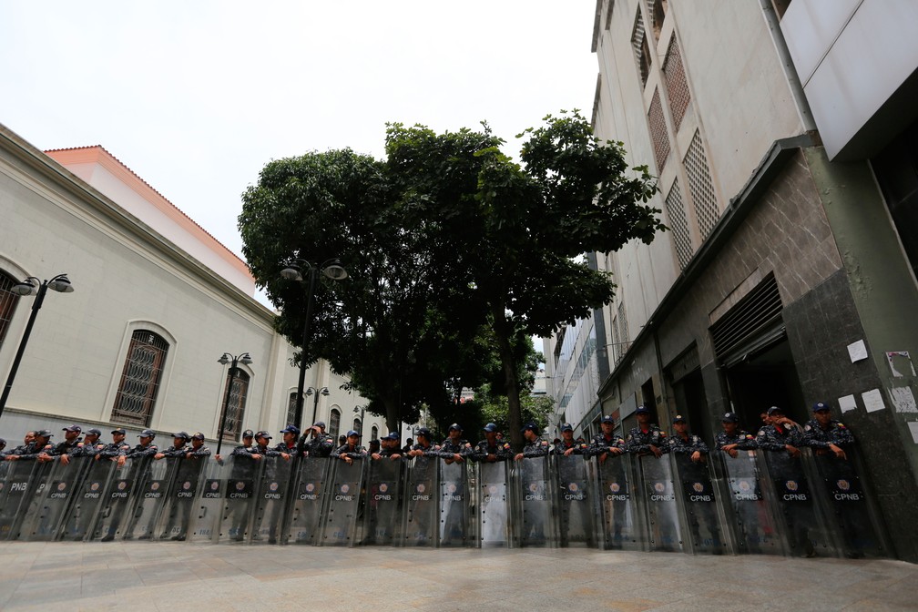 Forças de segurança venezuelanas formaram nesta terça-feira (14) um cordão de isolamento ao redor da Assembleia Nacional da Venezuela, que é controlada pela oposição ao governo de Nicolás Maduro — Foto: Fernando Llano/AP