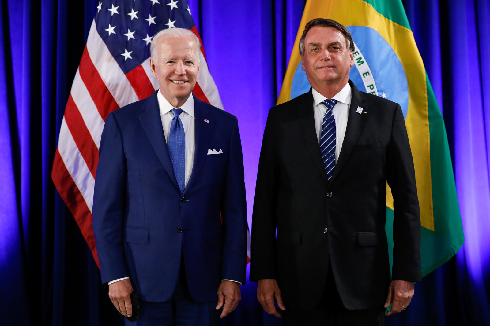 Bolsonaro posa ao lado do presidente dos EUA, Joe Biden — Foto: Alan Santos / Presidência da República