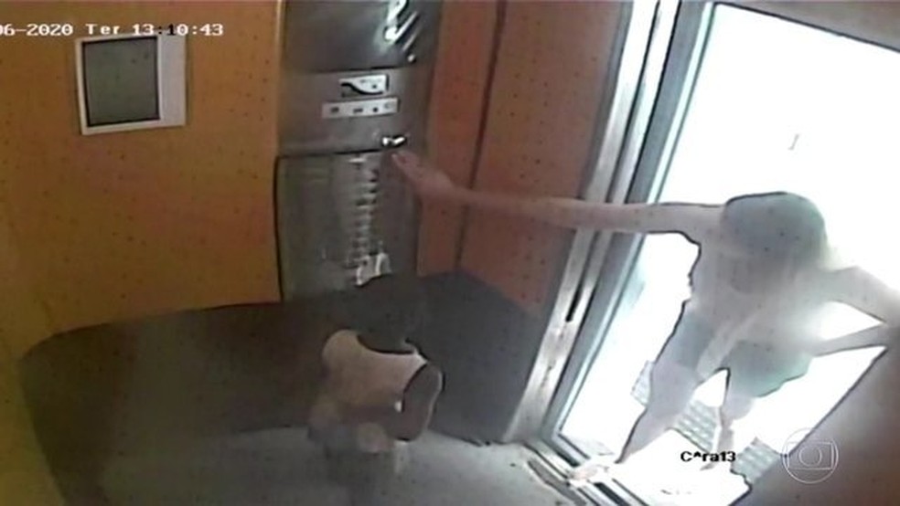 Sari Corte Real teria apertado botão da cobertura do elevador — Foto: Reprodução/TV Globo