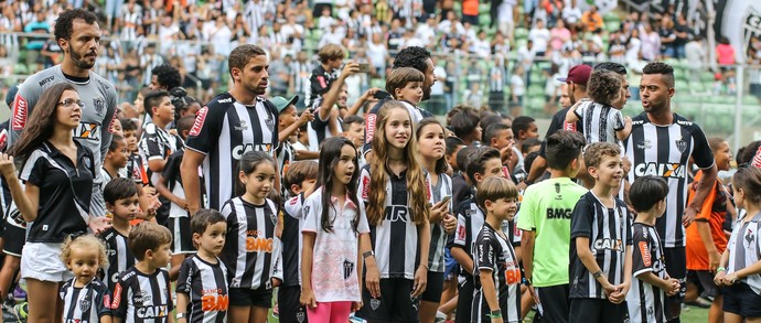 Federação nega pedido do Cruzeiro e crianças atleticanas entram em campo