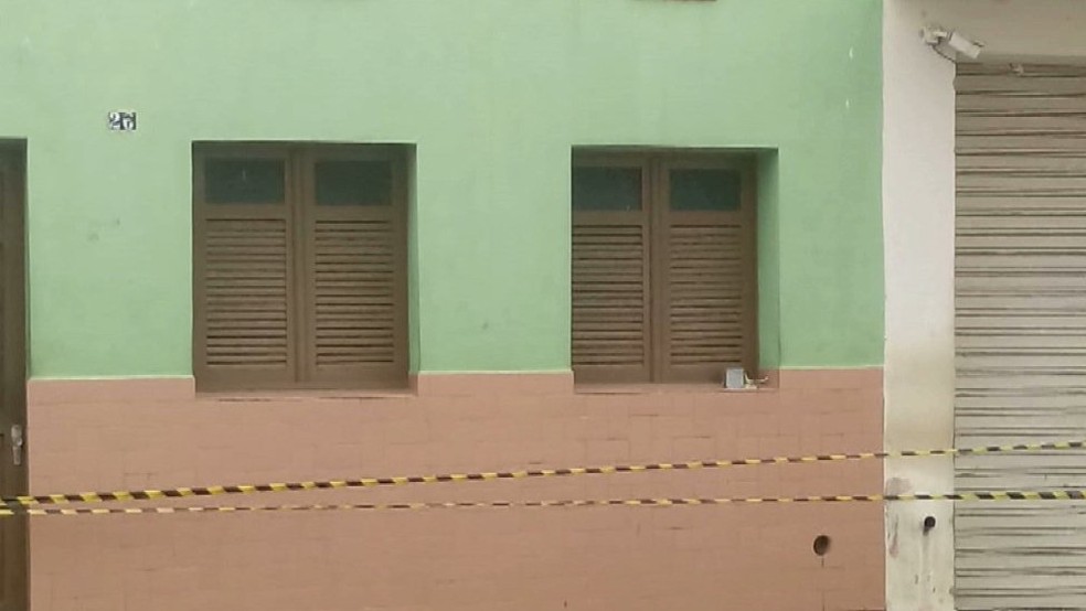 Suspeitos deixaram um explosivo na janela de uma casa que fica ao lado dos Correios â€” Foto: ReproduÃ§Ã£o/TV Cabo Branco