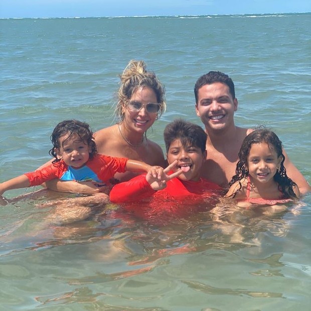 Wesley Safadão posta dia de praia em família (Foto: Reprodução/Instagram)