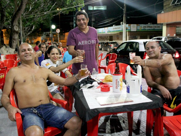 Amigos com posições políticas diferentes diviram mesa de bar (Foto: Jamile Alves/G1 AM)