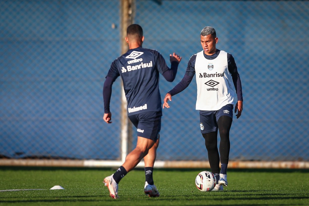 Fernando Henrique em treino do Grêmio — Foto: Lucas Uebel/Grêmio