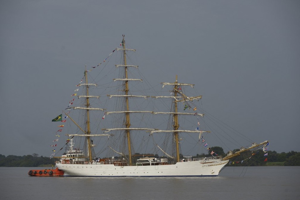 Cisne Branco, embarcação militar brasileira, em foto tirada nesta segunda-feira (18) após se chocar com uma ponte para pedestres em Guayaquil, no Equador — Foto: Fernando Méndez / AFP