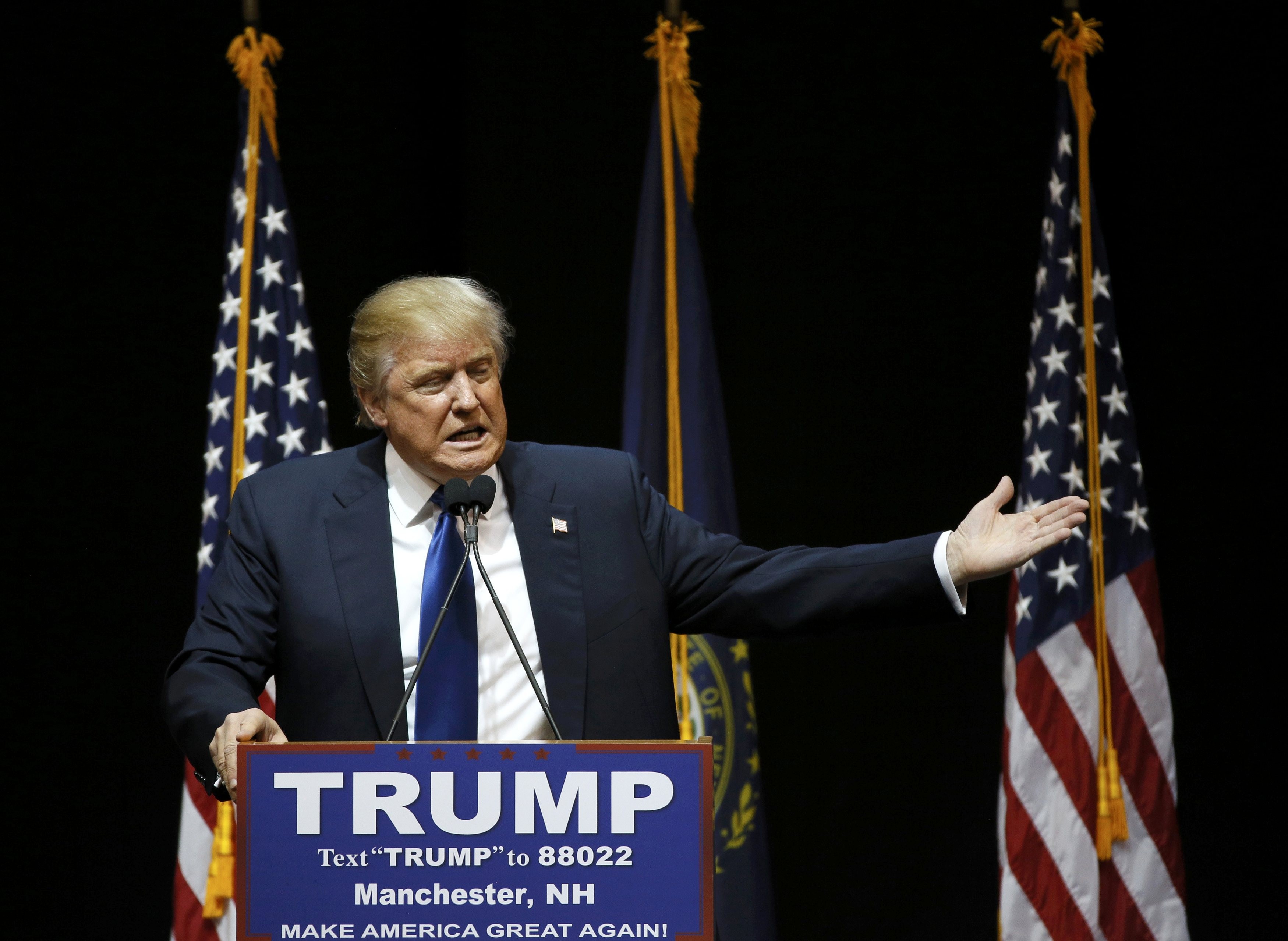 O republicano Donal Trump discursa em ato de campanha nesta segunda (8) em New Hampshire (Foto: Rick Wilking/Reuters)
