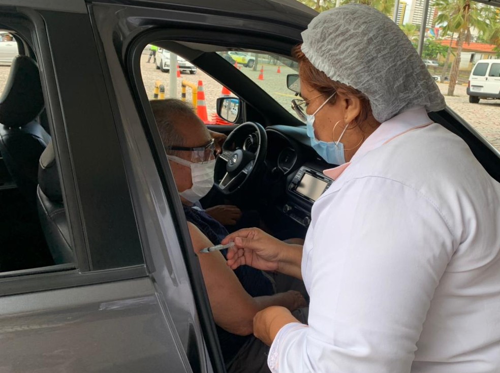 Idoso recebe vacina contra Covi-19 em ponto de drive-thru, em Natal (Arquivo) — Foto: Anna Alyne Cunha/Inter TV Cabugi