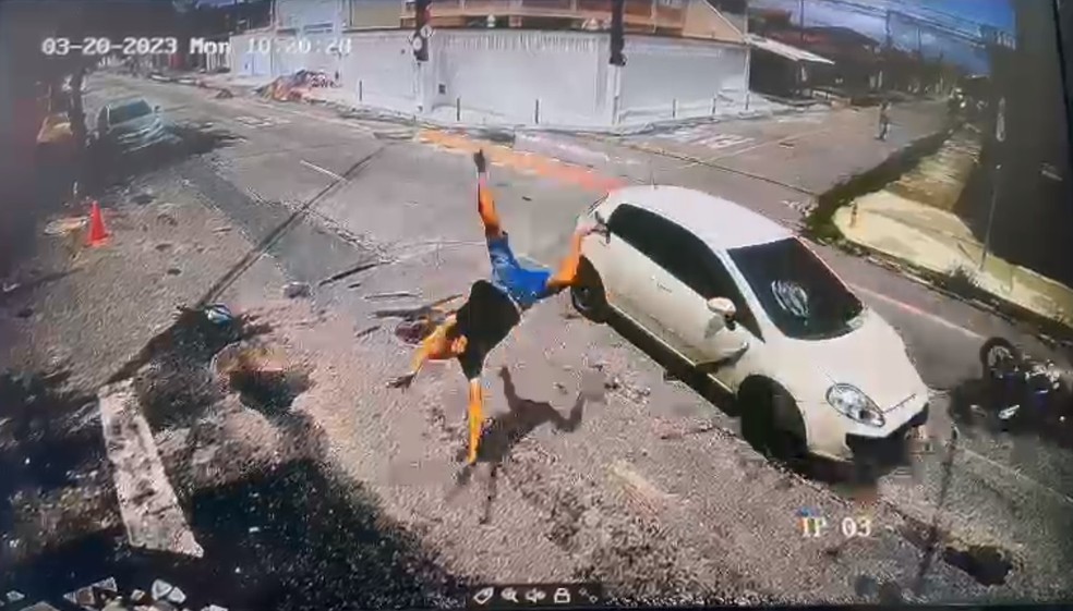 Suspeito é atropelado em cruzamento durante perseguição perseguição policial — Foto: TV Verdes Mares/Reprodução