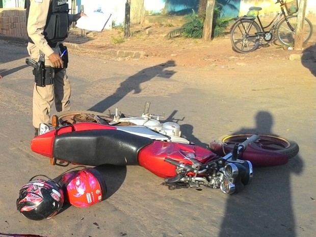 Colisão com van provocou morte de motociclista (Foto: Divulgação/Bombeiros)