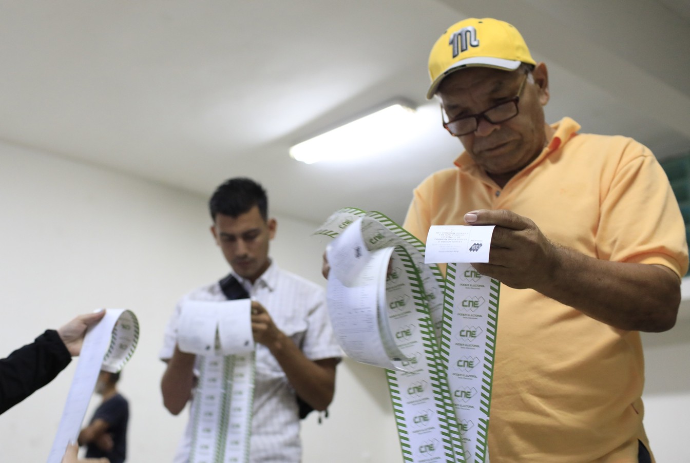 Funcionário verifica votos na eleição presidencial em Caracas (Foto: Marco Bello/Reuters)