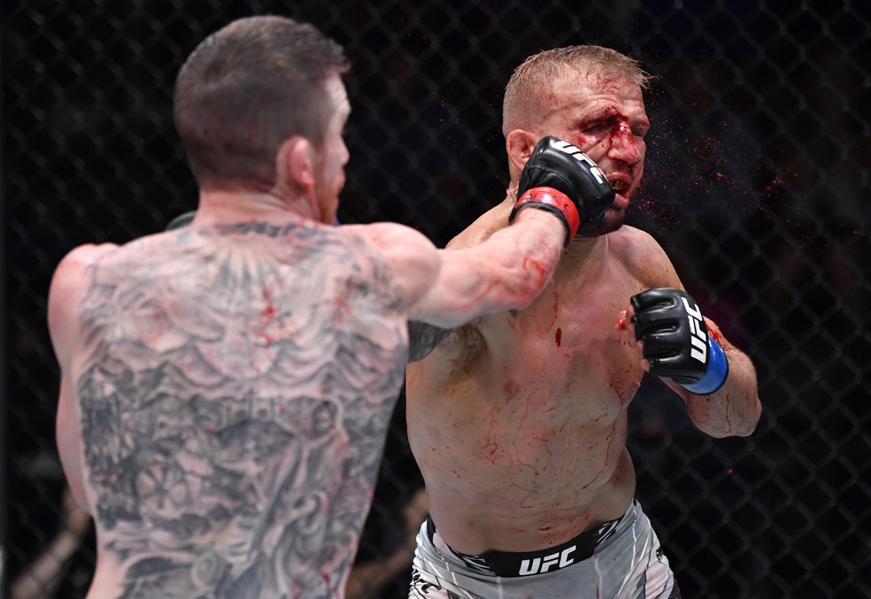 Sandhagen deixou o rosto de Dillashaw bastante avariado — Foto: Getty Images