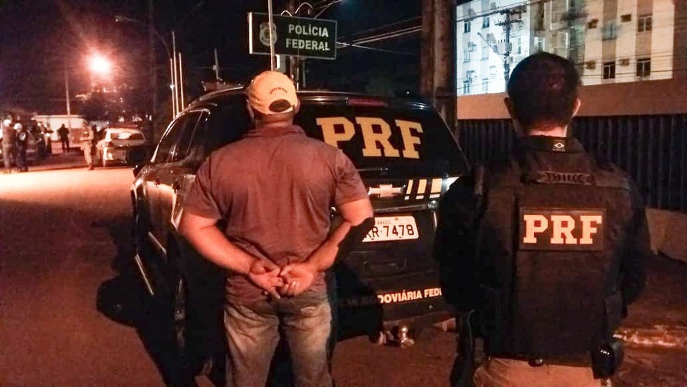 Condutor de caminhão tanque é preso em flagrante por porte 