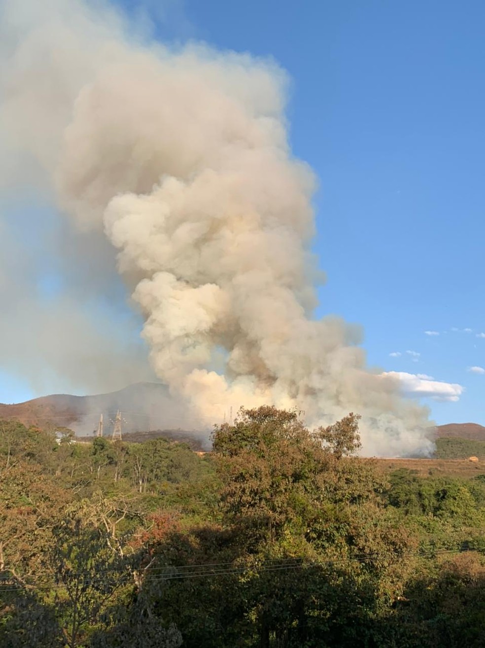 Incêndio atinge Serra do Rola Moça — Foto: Victor Veloso/CBN