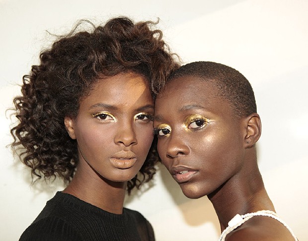 Modelos usam maquiagem dourada (Foto: Isac Luz / Editora globo)