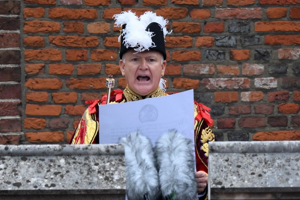 O rei de armas da Jarreteira, David White, lê a proclamação de Charles III da varanda do Palácio de St. James — Foto: Daniel Leal/AFP