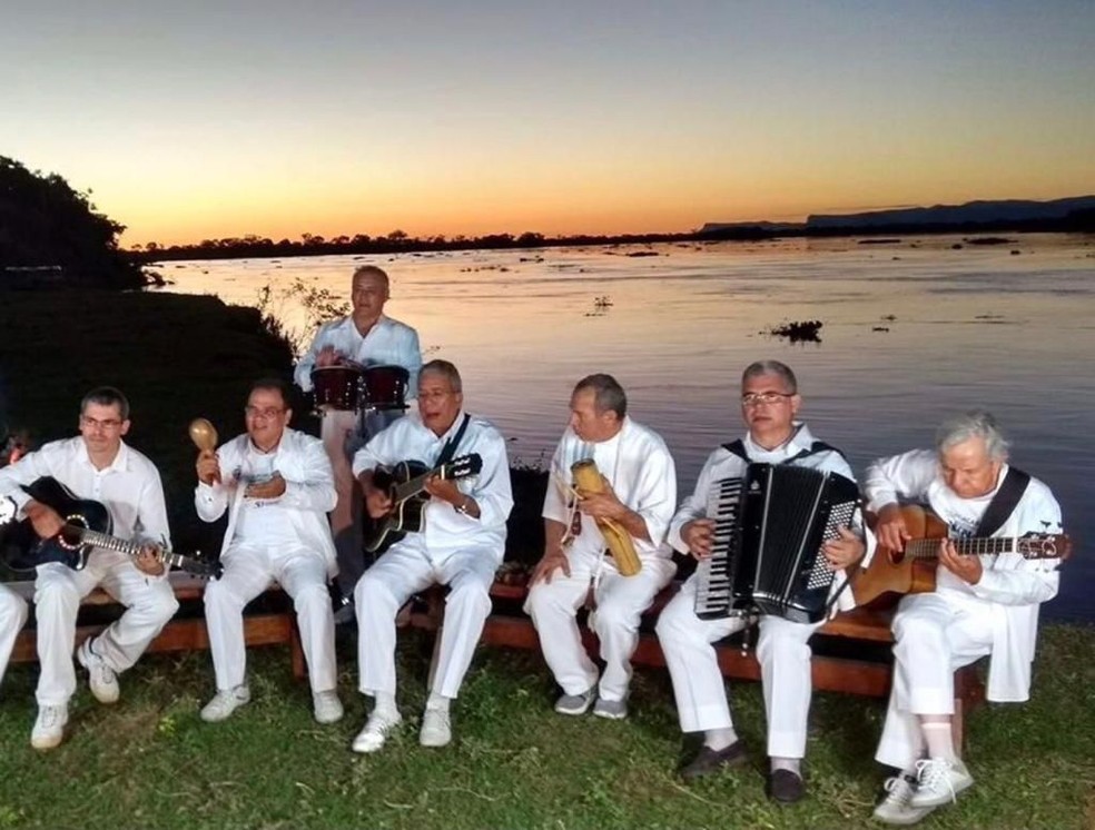 Grupo Acaba tocando em frente do rio Paraguai.  — Foto: Reprodução