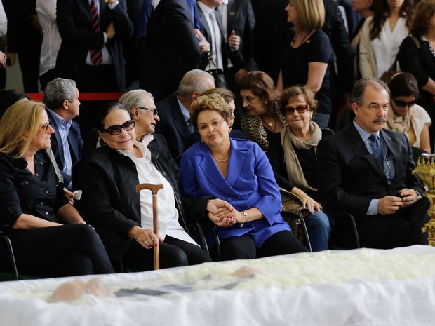 A presidente Dilma Rousseff, ao lado da viúva Maria Leonora (e) e Aloizio Mercadante (d) durante velório do advogado e ex-ministro da justiça Márcio Thomaz Bastos, na Assembléia Legislativa, zona oeste da capital.  (Foto: Nelson Antoine/Frame/Estadão Conteúdo)