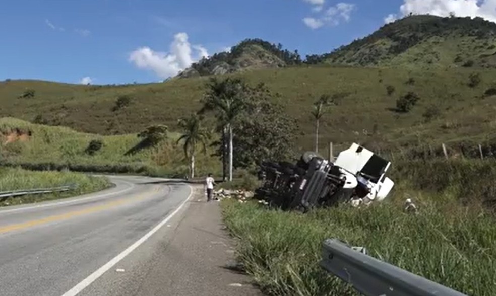 Motorista de caminhão que transportava soro de leite fica ferido após veículo tombar na Serra no Marçal — Foto: Reprodução/TV Bahia
