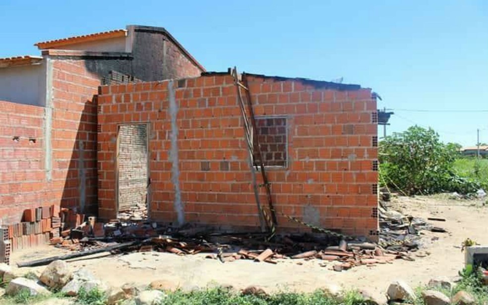 Mulher teve corpo carbonizado após companheiro colocar fogo em casa durante briga na Bahia (Foto: Portal Vilson Nunes)