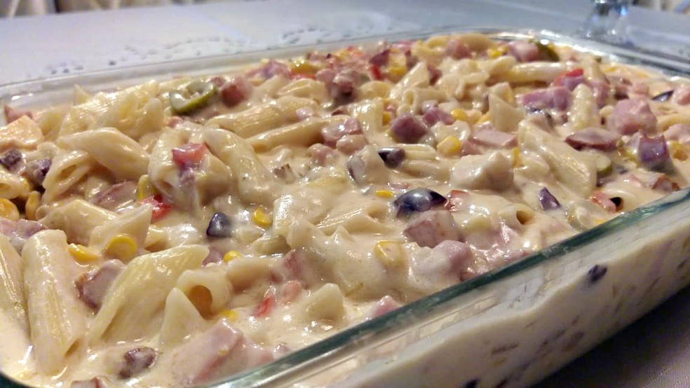 Macarrão com Molho Branco tem combinação colorida e gostosa de ingredientes — Foto: Kaito Lomartire/TV Fronteira
