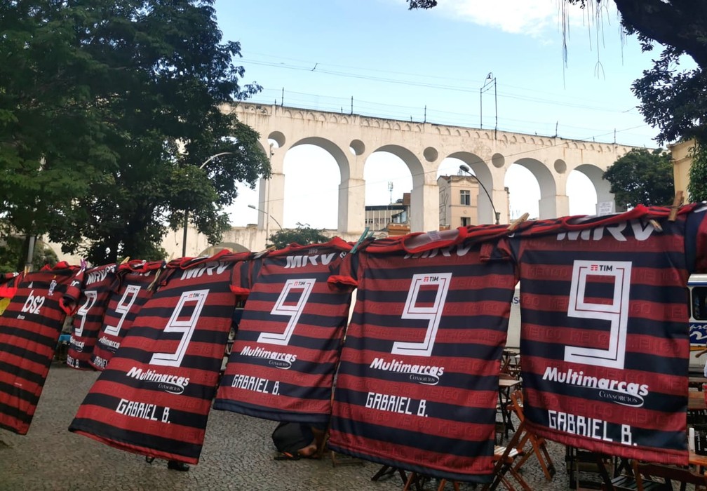 Camisas do Flamengo contrastavam com um dos pontos turísticos do Rio, os arcos da Lapa — Foto: Marcos Serra Lima 