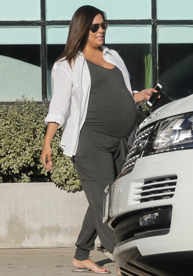 Eva Longoria na reta final da gravidez (Foto: BackGrid)