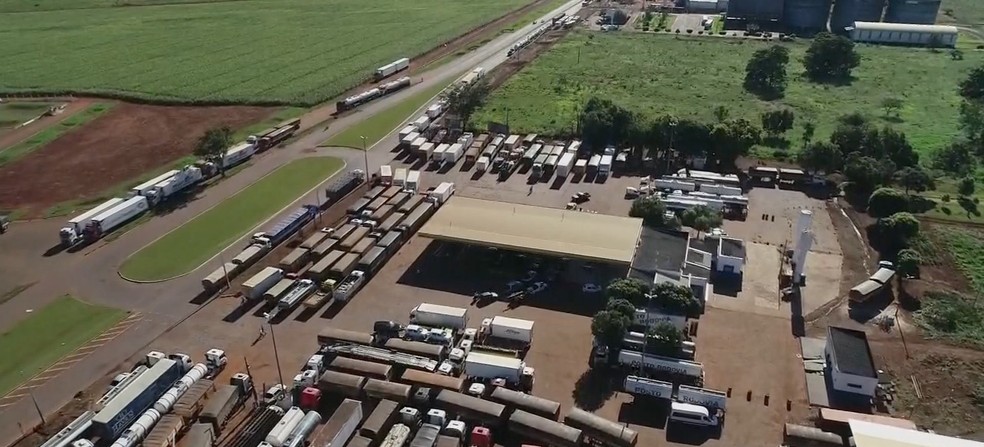 Protesto de caminhoneiros no sudoeste de Mato Grosso (Foto: TV Centro Amrica)