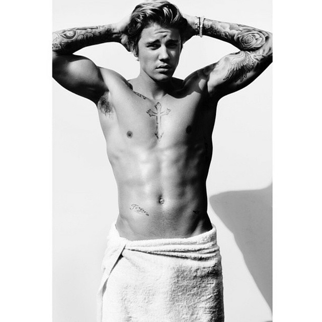 Justin Bieber posa de toalha para Mario Testino (Foto: Mario Testino)