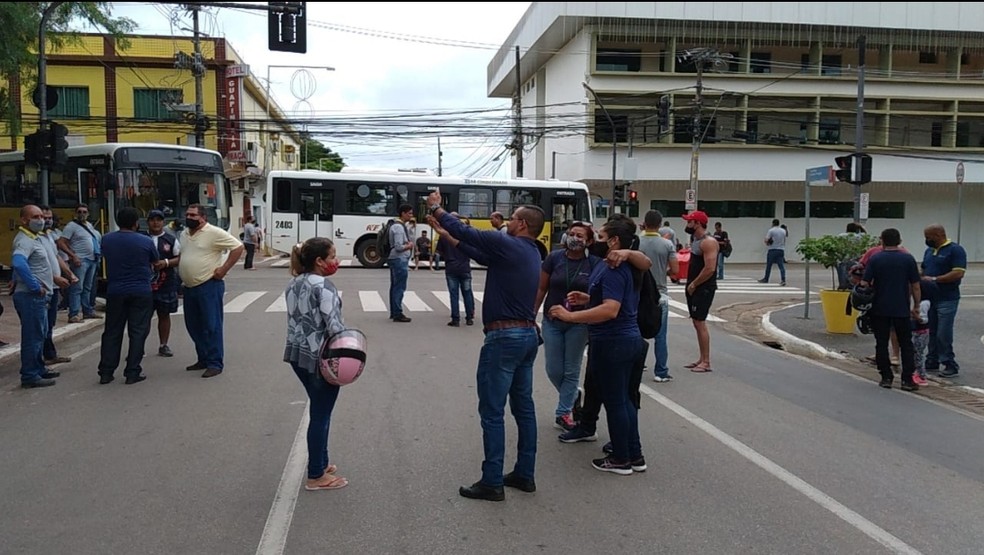 Devido ao protesto em frente à prefeitura, Avenida Getúlio Vargas foi fechada em Rio Branco — Foto: Lidson Almeida/Rede Amazônica