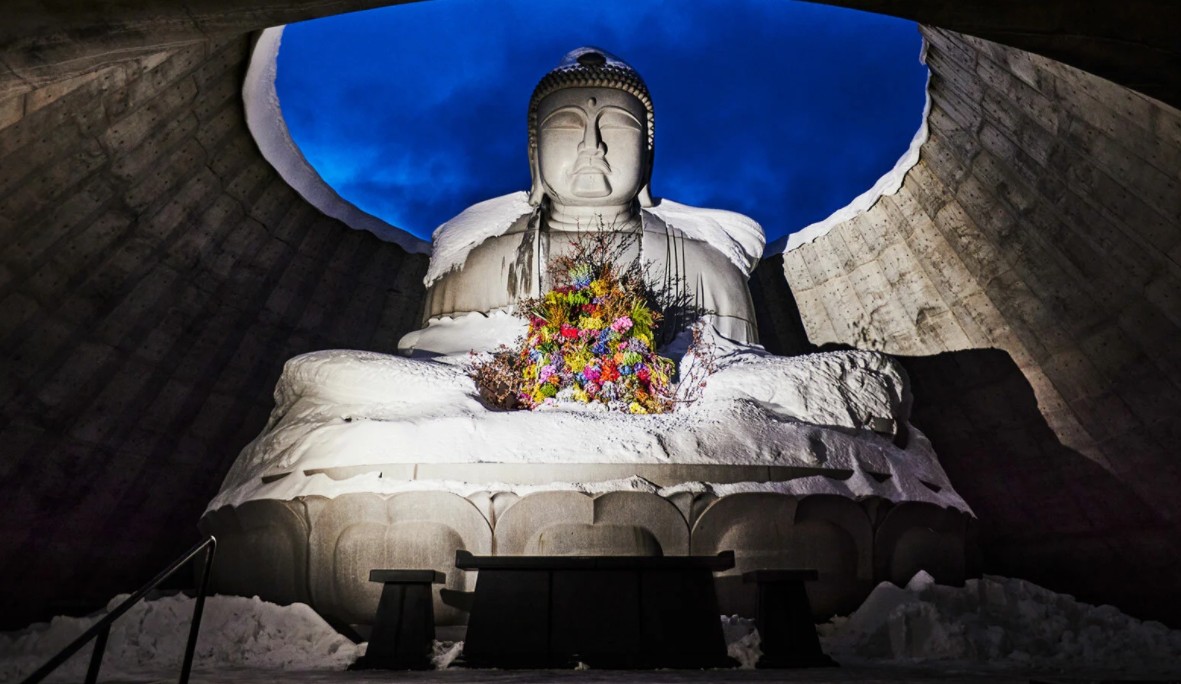 Com mais de 100 tipos de flores, buquê monumental se junta à gigante estátua de Buda localizada na cidade de Sapporo  (Foto: @azumamakoto / Divulgação)