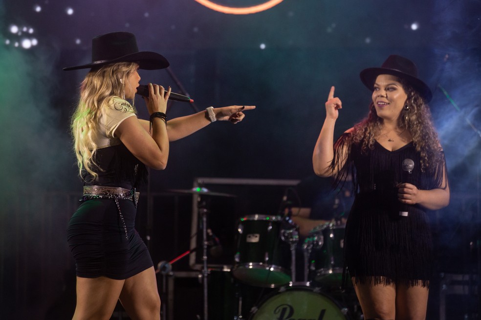 Katharine Oliveira e Nayara Amaral se apresentam juntas no palco Culturando, na Festa do Peão de Barretos 2022 — Foto: Ricardo Nasi/g1