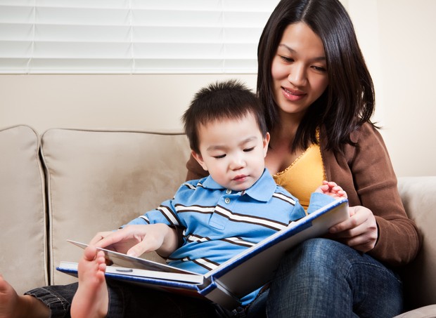 bebê; leitura; livro; história; mãe (Foto: Shutterstock)