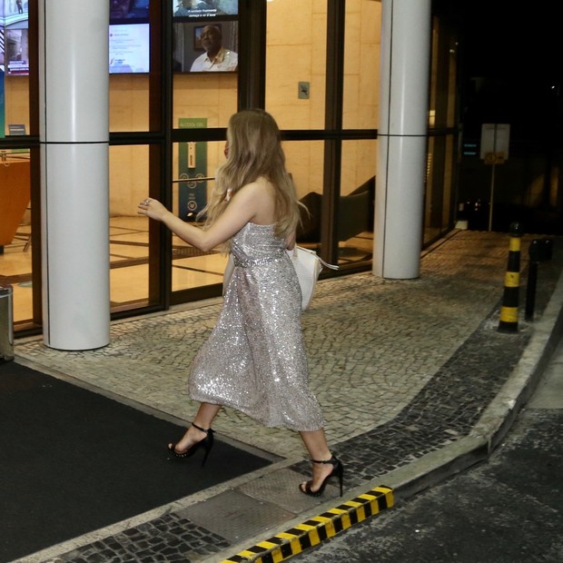 Carla Diaz evita fotos ao chegar em estúdio no Rio (Foto: Francisco Silva/AgNews)