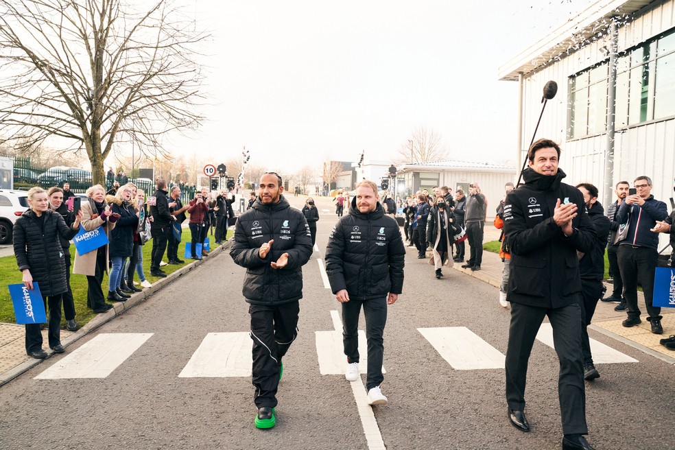 Mercedes recebeu pilotos e chefe de equipe na fábrica da equipe, no Reino Unido, para celebrar campeonato de construtores — Foto: Mercedes AMG F1