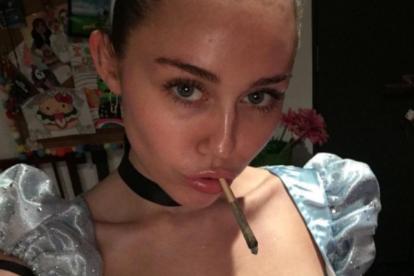 Miley Cyrus vestida de Cinderela e com um cigarro suspeito (Foto: Reprodução/Instagram)