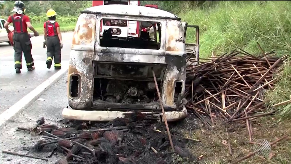 Kombi transportava diversas vassouras (Foto: Reprodução/TV Santa Cruz)
