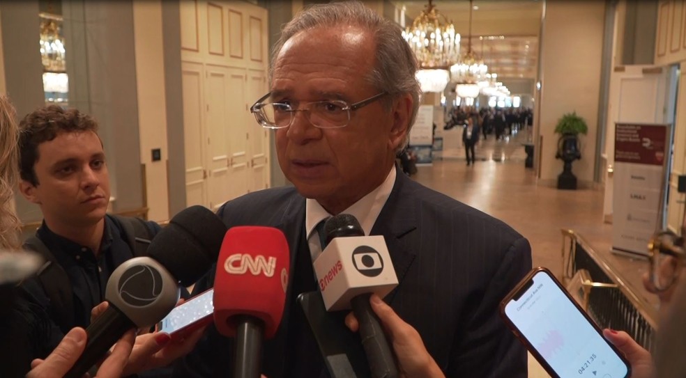 Em viagem aos Estados Unidos, Paulo Guedes falou com jornalistasna quarta (12) — Foto: TV Globo