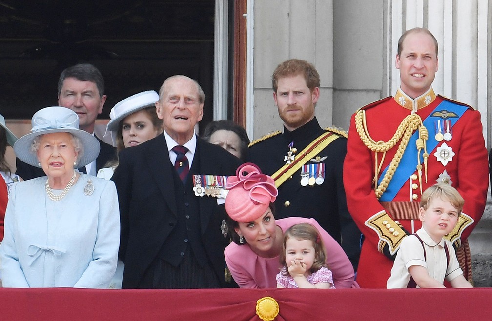 Rainha Elizabeth II, Príncipe Philip, Harry, William, Kate Midleton, Charlotte e George participam de celebração de aniversário da rainha em 2017 (Foto:  REUTERS/Toby Melville)