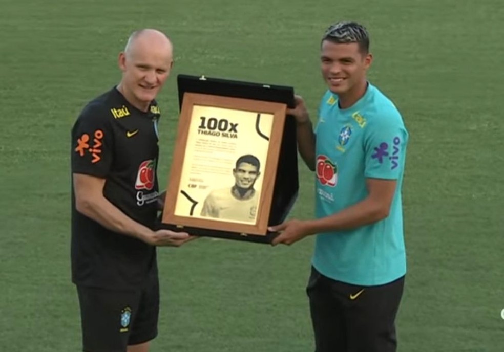 Taffarel entrega placa para Thiago Silva — Foto: Reprodução / CBF TV