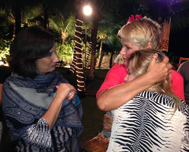 Xuxa recebe o carinho de Zizi Possi e Luiza Possi, nos bastidores do TV Xuxa de férias (Foto: TV Xuxa / TV Globo)