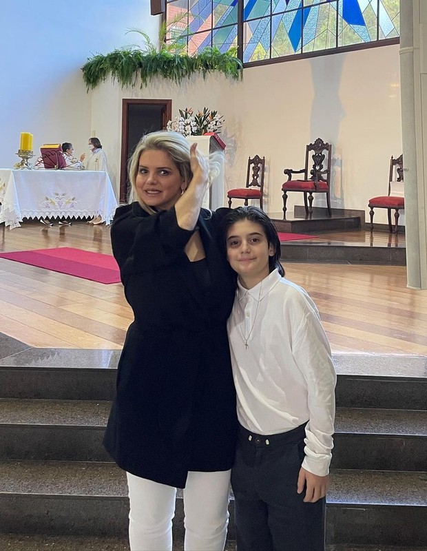 Mari Alexandre acompanha Záion em primeira comunhão (Foto: Reprodução/Instagram)