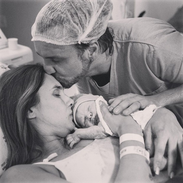 Tato, do Falamansa, e a mulher, Luciana Gasperazzo, com o filho recém-nascido, Noah (Foto: Katia Rodrigues)