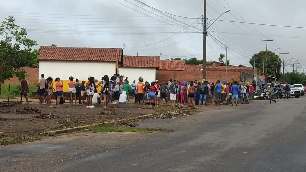 PM cumpre reintegração de posse de terreno ocupado por cerca de 800 famílias na Zona Sul de Teresina  — Foto: Ângela Bispo/TV Clube