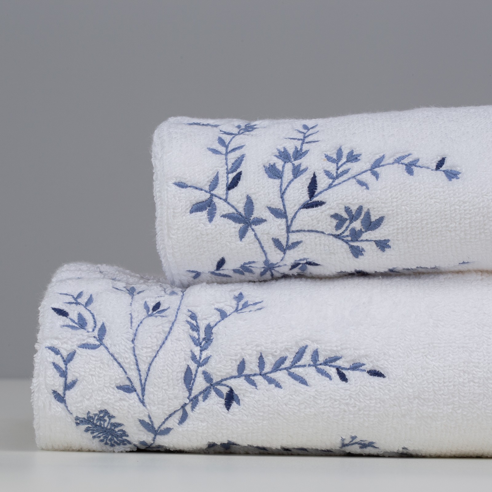 A Artelassê oferece a linha Raffinatto Azul para a ocasião. Com toalhas, duvet e fronhas, a coleção está a partir de R$ 316 — Foto: Divulgação